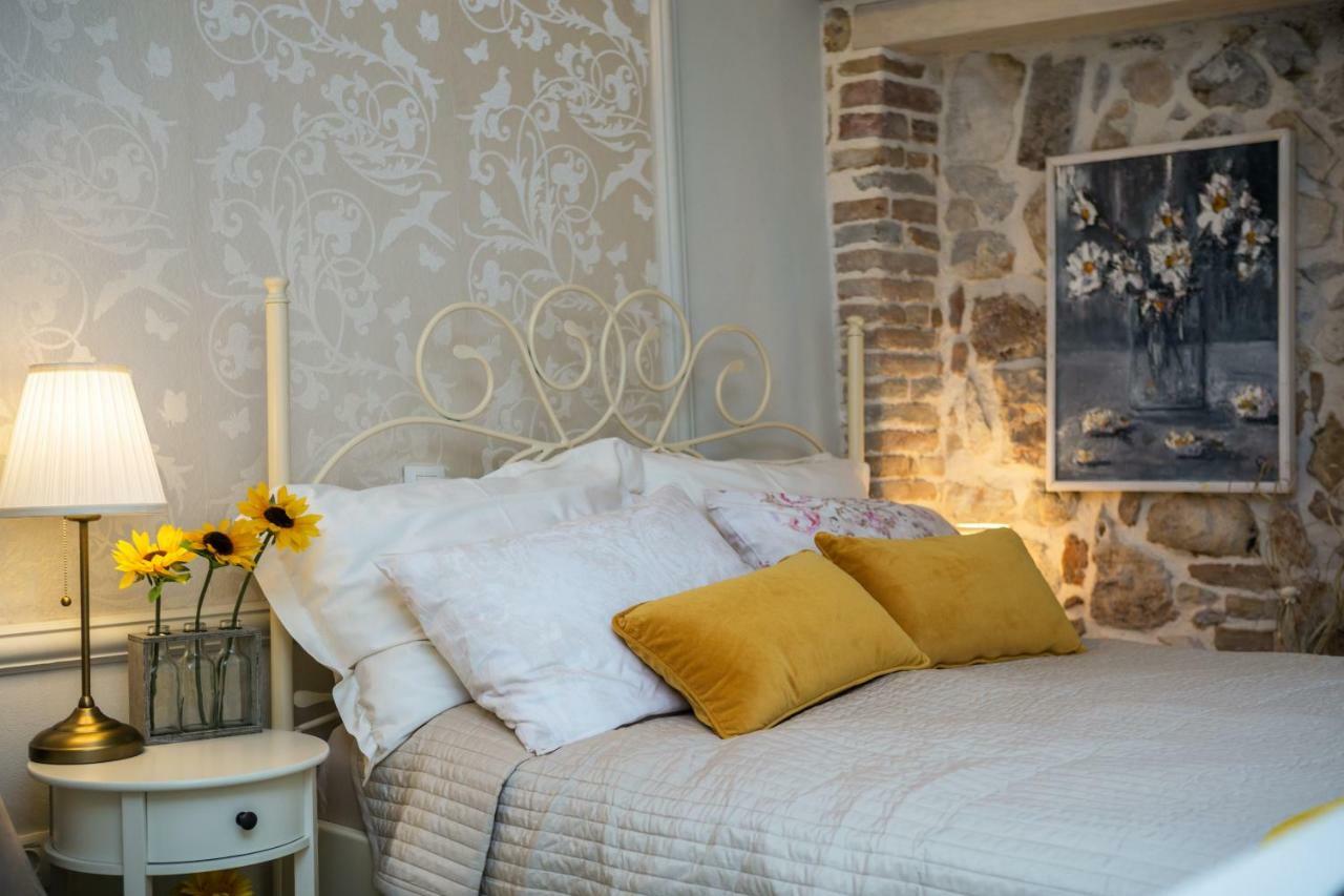 Studio Yellow Flower Rovinj Exterior foto