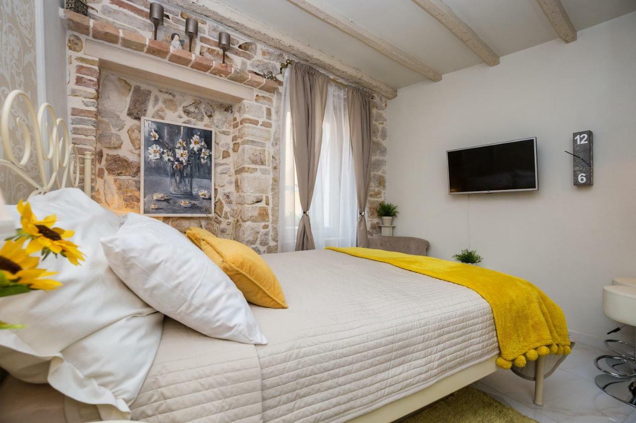 Studio Yellow Flower Rovinj Exterior foto